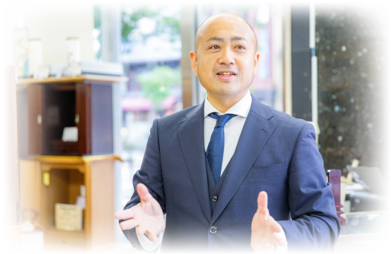 ご相談を承る翠雲堂本店の高木さん