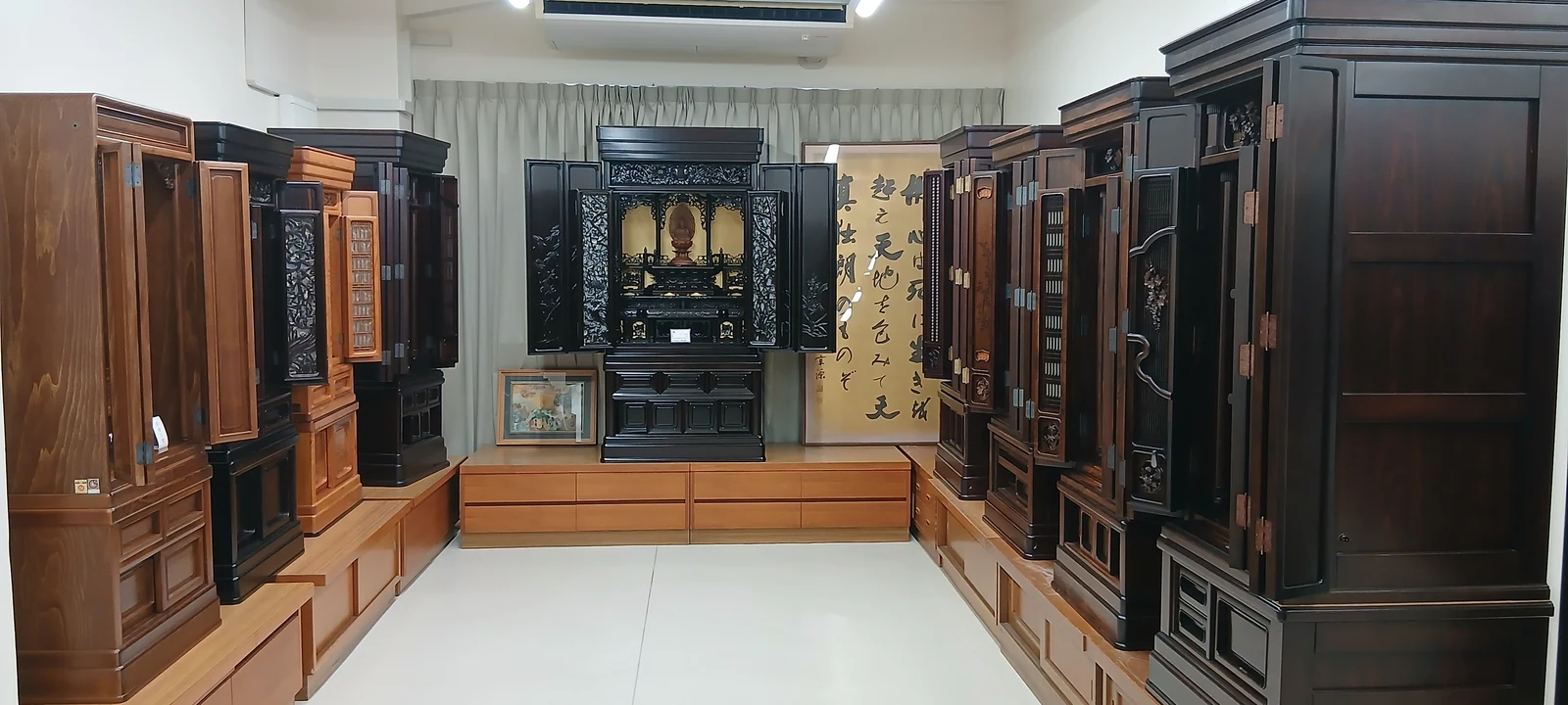 唐木仏壇が並ぶ展示フロア