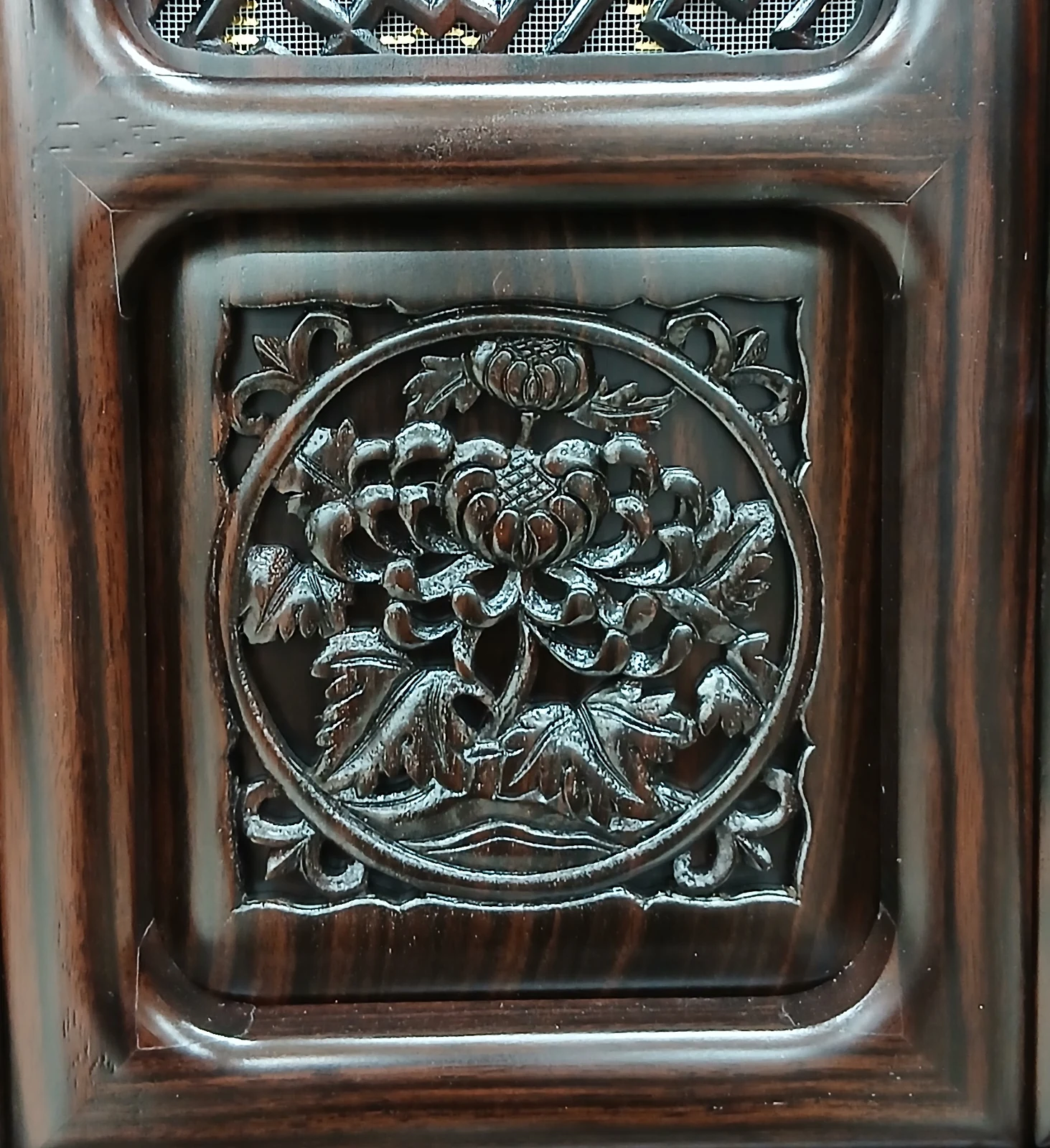 東京仏壇の菊の彫刻